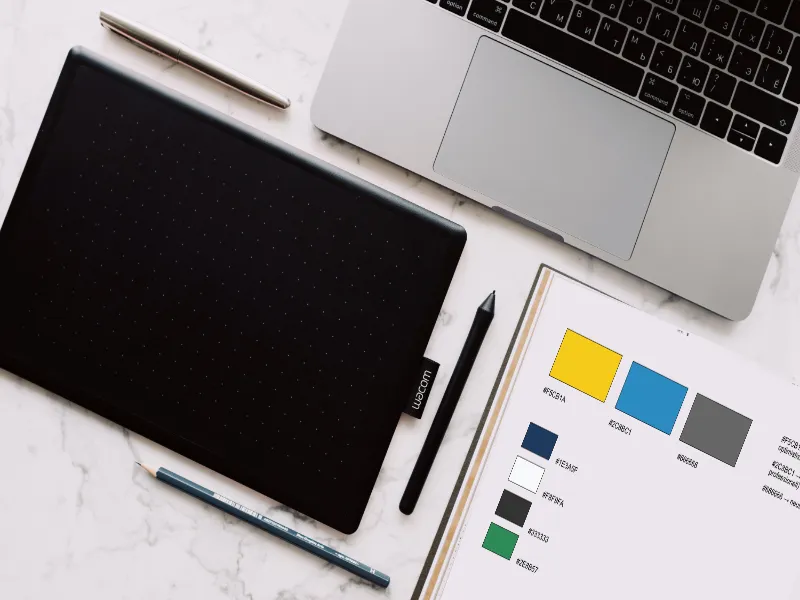 design - laptop grafiktabel und notizbuch