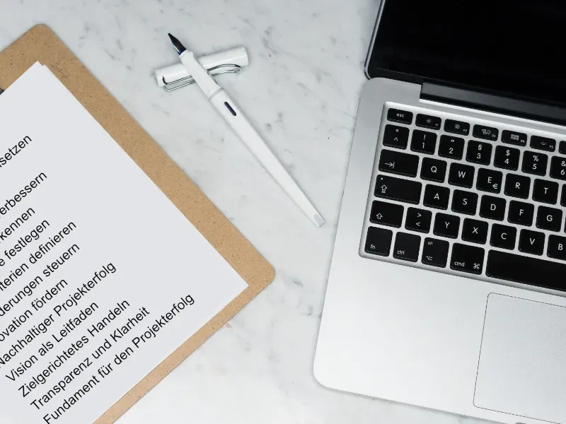 liste mit stichpunkten für den erfolg - notebook und stift